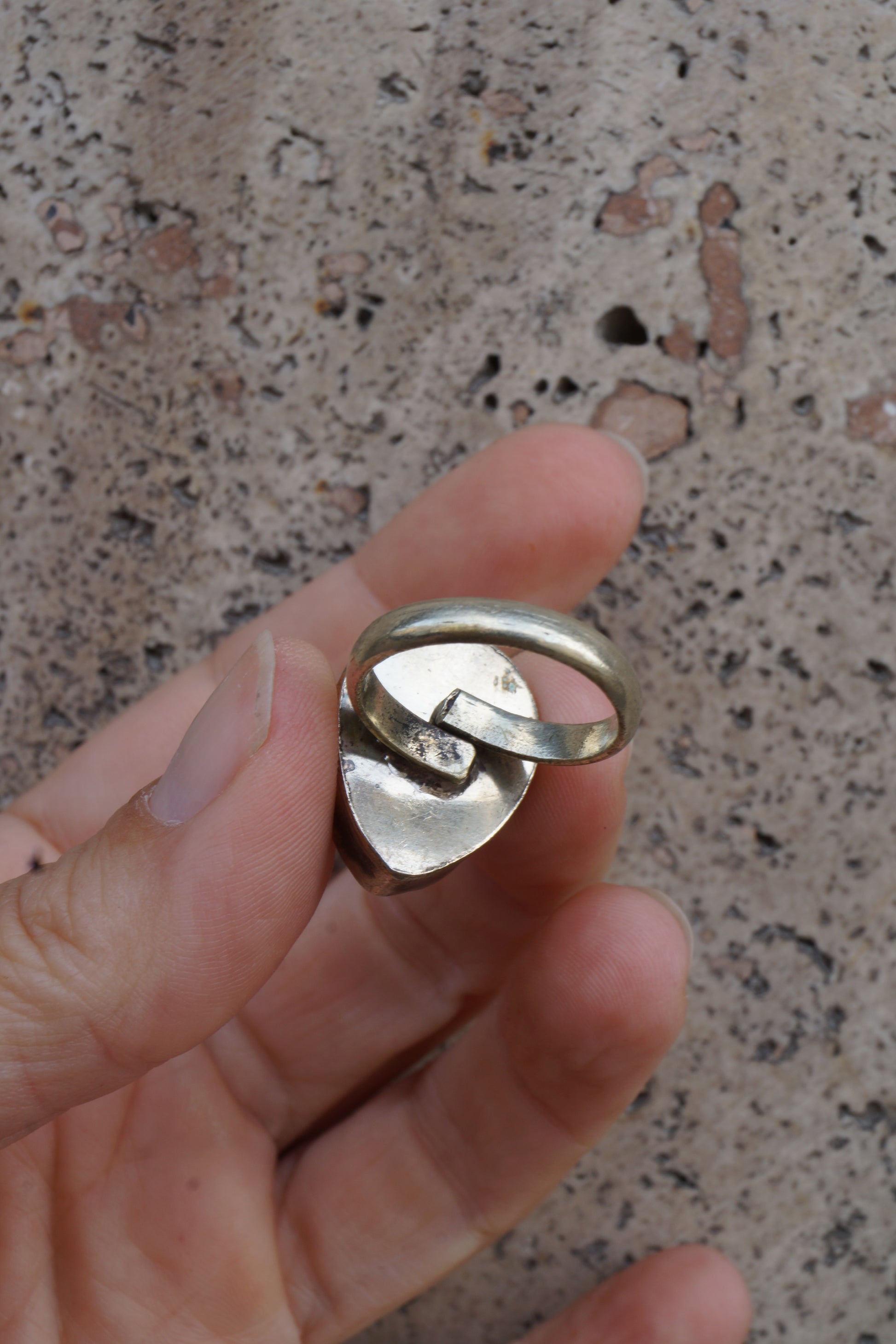 Anello regolabile tibetano con pietre colorate