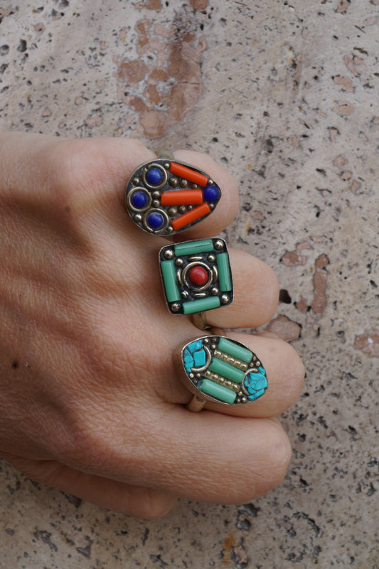 Anello regolabile tibetano con pietre colorate