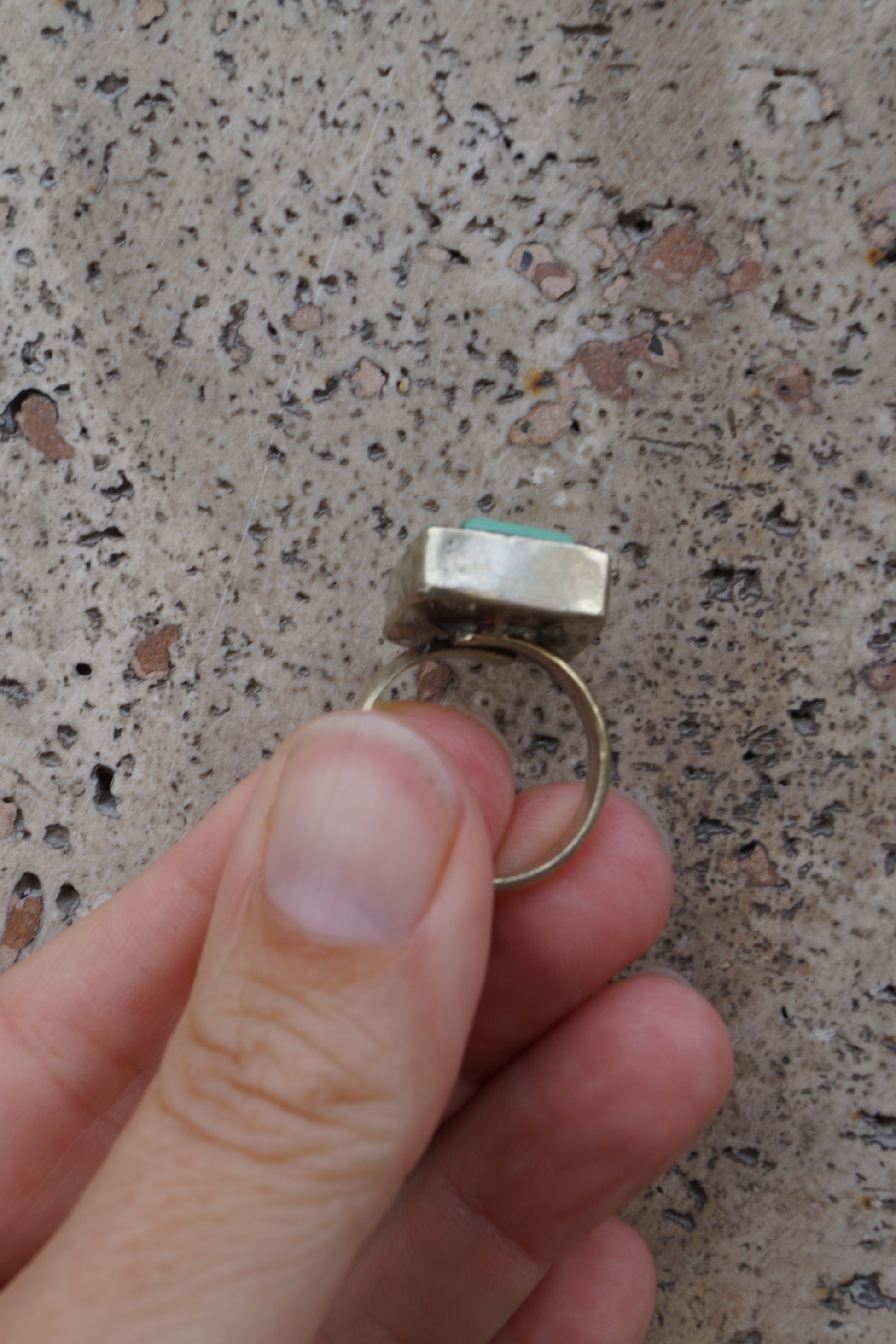 Anello regolabile tibetano con pietre colorate