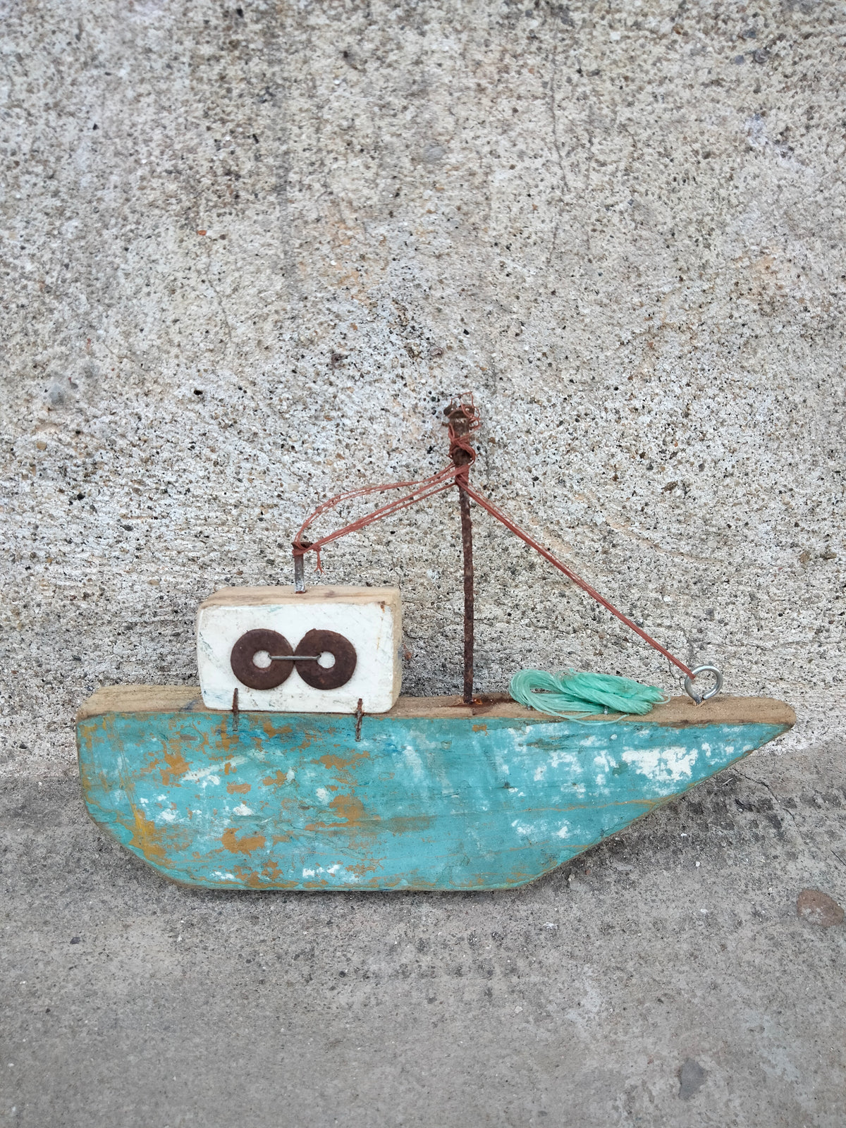 Barchetta in legno riciclato da appendere