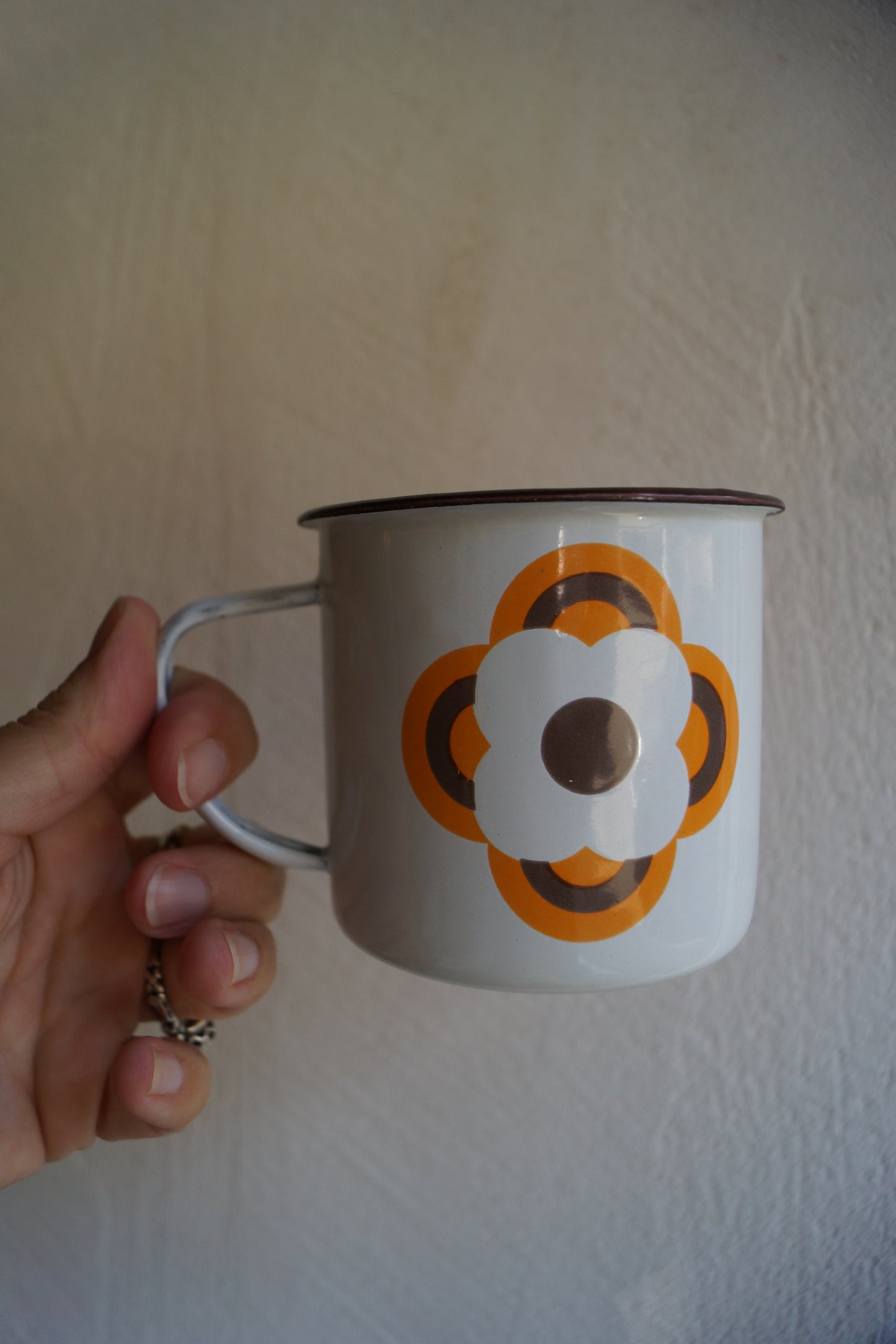 Tazza in ferro smaltato illustrazione anni 60